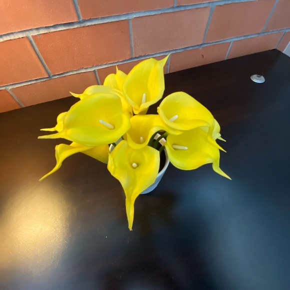 W: 5in L: 10in artificial yellow calla lily flowers in pot - Picture 4 of 4
